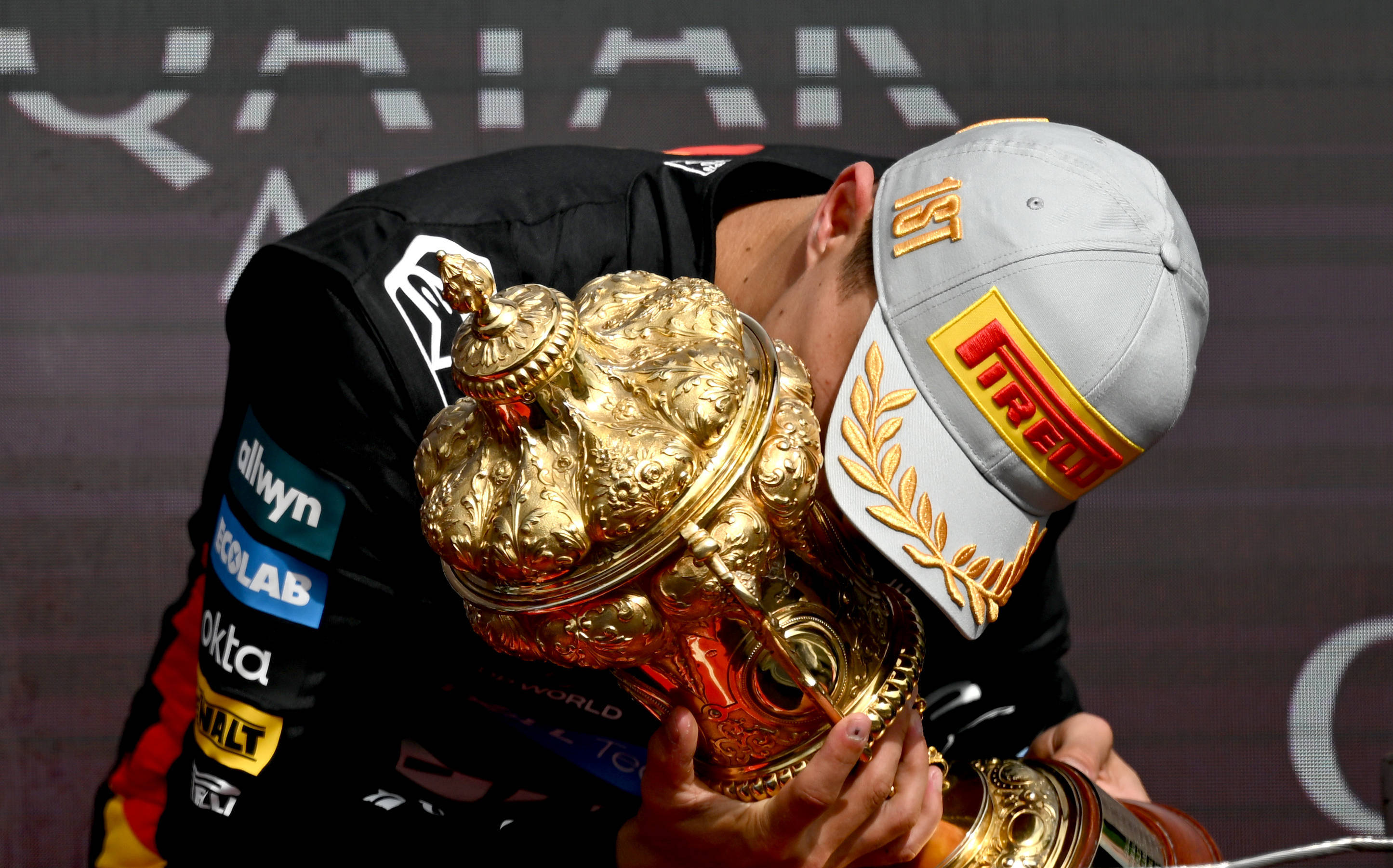 爱游戏娱乐-索伯车队碾压红牛车队,皮亚斯特里带队取胜