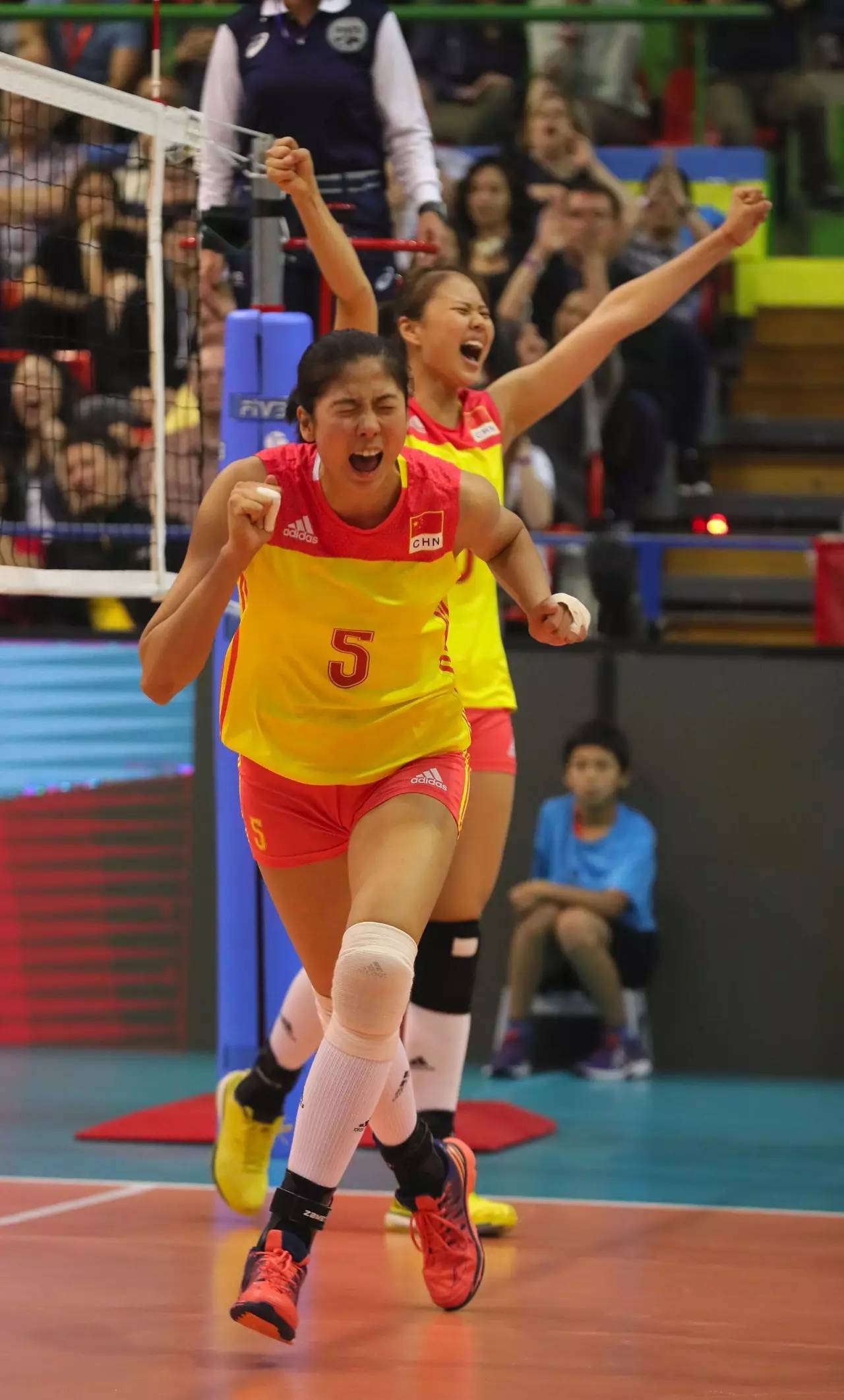 爱游戏官方-中国队鏖战马来西亚队，黄鸭组合刷新纪录