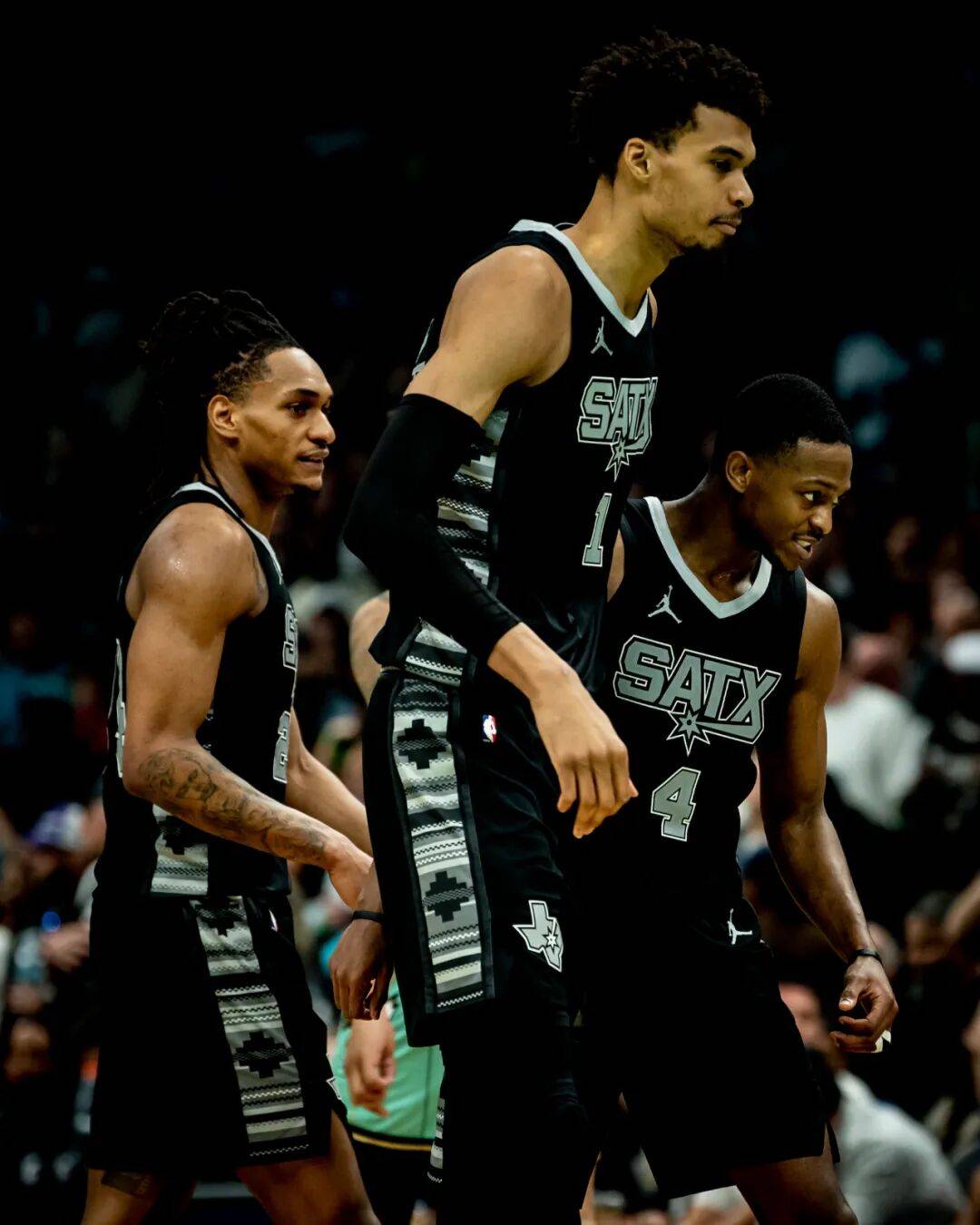 爱游戏官方入口-上海队逆转马刺，福克斯惊艳四座